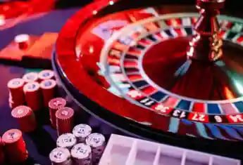 Filipino players enjoying mobile sports betting and casino games on the kingph apk platform